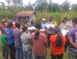 Kapolsek Kota Sidikalang berikan bantuan kepada korban kebakaran di Bintang Mersada