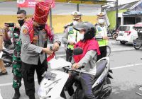 Bangkitkan Jiwa Nasionalisme Polresta Deli Serdang Bagikan Bendera Merah Putih