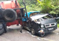 Truk CPO Terbalik Timpa Mobil Pickup L-300 Bermuatan Durian Di Lae Pondom