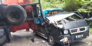 Truk CPO Terbalik Timpa Mobil Pickup L-300 Bermuatan Durian Di Lae Pondom