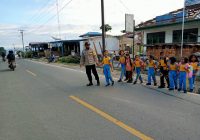 BhabinkamtibmasPolres Dairi Laksanakan Gatur Pos Padat Pagi Di Sekolah Sekolah