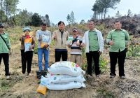 Toba Pulp Lestari (TPL) Kembali Melakukan Kegiatan Tanam Perdana Dalam Rangka Program Kerjasama Intercrop Eukaliptus dan Tanaman Kehidupan Kepada Petani Binaan di Desa Aek Raja, Kecamatan Parmonangan, Kabupaten Tapanuli Utara