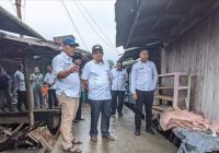 Kadis PUPR Tanjabbar Apri Dasman Dampingi Bupati Tinjau Ruas Jalan Dan Jembatan Rusak