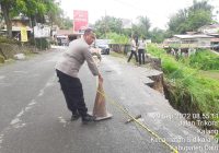 Antisipasi Kerawanan Bagi Pengguna Jalan, Kapolsek Sidikalang Kota Pasang Police Line Rambu Rambu Di Jalan Yang Longsor