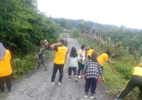 Bangkitkan Semangat Gotong Royong Babinsa Ajak Warga Bersihkan Jalan