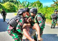 Prajurit Bima Sakti Cepat Tanggap Bantu Evakuasi Korban Kecelakaan Di Distrik Muara Tami