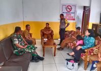 Tingkatkan Sinergitas BABINSA KORAMIL 07/SALAK Beserta BHABINKAMTIBMAS Melaksanakan KOMSOS Dengan Perangkat Desa.