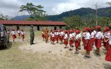 Tanamkan Kedisiplinan Sejak Dini,Babinsa Berikan Pelatihan PBB Kepada Anak Sekolah Dasar