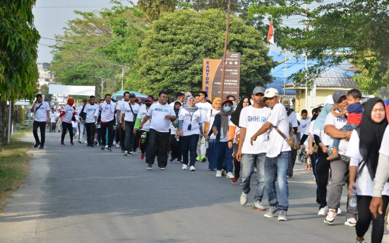 Peringati 25 Tahun BUMN, Bupati Zahir Ikuti Jalan Sehat.