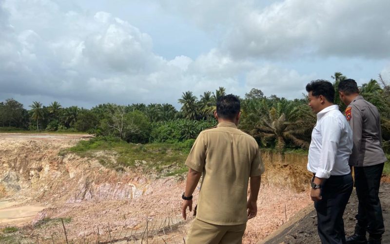 Dengan Adanya Pemberitaan Terhadap Aktivitas Tambang Timah Diseputaran Jalan Raya Kapolsek Dan Camat Pemali Mendatangi Lokasi