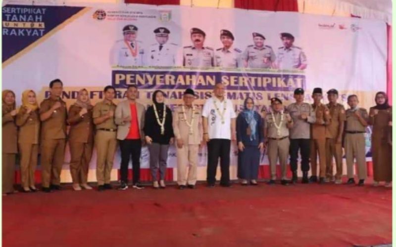 Wakil Bupati Banyuasin Menyerahkan Secara Simbolis Sertifikat Pendaftaran Tanah Sistematis Lengkap (PTSL) Dan Redistribusi Tanah Kantor Pertanahan Banyuasin