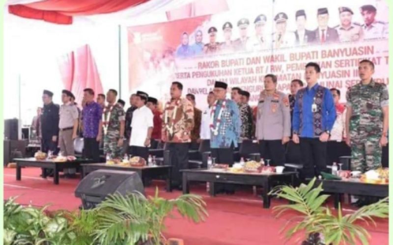 Bupati Dan Wakil Bupati Banyuasin Menghadiri Acara Camat Banyuasin III Melantik 166 Ketua RT Dan RW Lima Kelurahan Dalam kecamatan Banyuasin Di Halaman Kantor Camat Banyuasin III