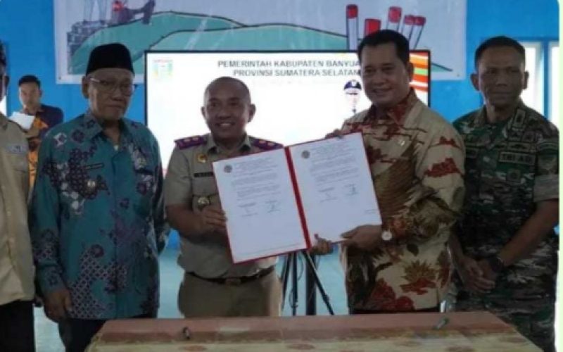 Dalam Rangka Gerakan Masyarakat Pemasangan Tanda Batas Bupati Bersama Wakil nya Menyerahkan 556 Sertifikat Tanah Secara Simbolis Di Pangkalan Panji Banyuasin III