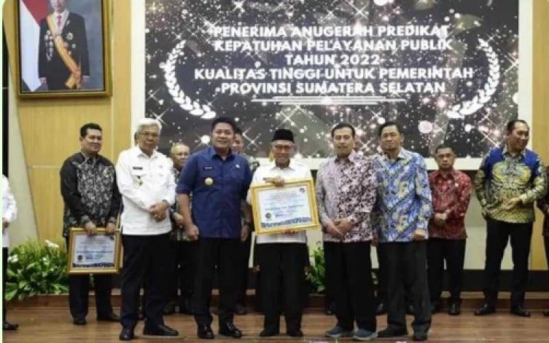 Wakil Bupati Banyuasin Bersama Kepala Dinas Pendidikan Dan Kebudayaan Menghadiri Kepatuhan Standar Pelayanan Publik Tahun 2022 Tingkat Pemerintah Sumatera Selatan