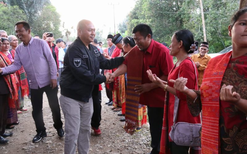 Kunker di Pangaribuan Bupati Taput Menikmati Malam Bersama Masyarakat Dusun Sibudil