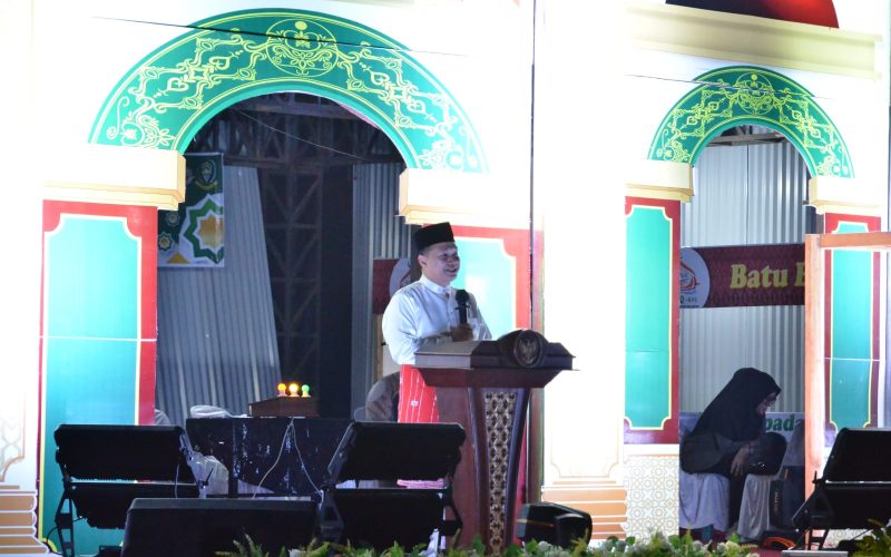 Bupati Zahir Serahkan Paket Umroh Untuk Pemenang MTQ Tingkat Kabupaten.￼