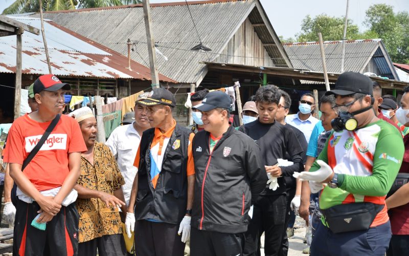 Pemkab Batu Bara Bersama Pokdarling Lakukan Aksi Bersih-bersih di Desa Pahlawan.