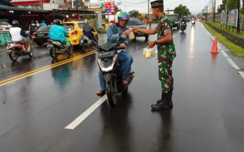 Prajurit Yonif 144/JY Membagikan Takjil Gratis Ke Warga Dalam Rangka Bulan Suci Ramadhan 1444 H