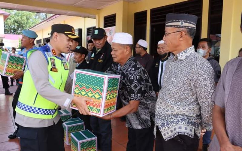 Kapolres Dairi Serahkan Paket Lebaran Kepada Tokoh Masyarakat Dan Tokoh Agama