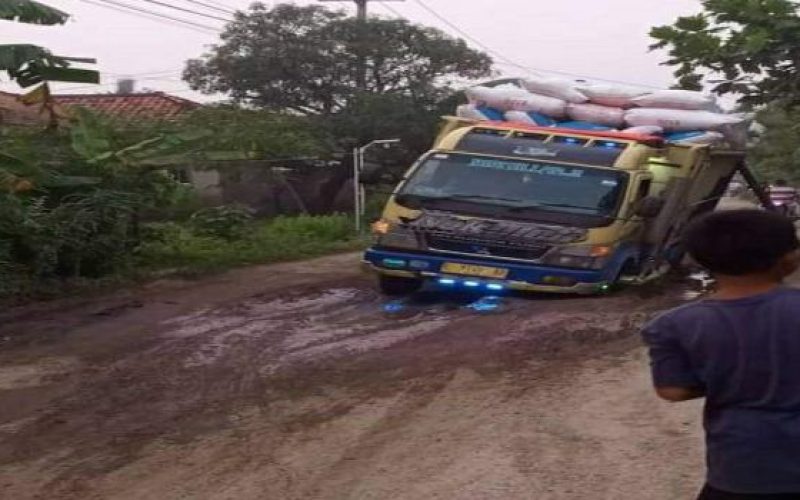 Jalan Desa Kedungdawa “Hancur” Kurangnya Perhatian Pemerintah Terkait Mengakibatkan Banyaknya Di Duga Kecelakaan Pengguna Jalan Roda Dua Maupun Roda Empat.