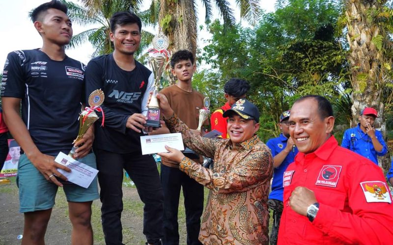 Bupati Zahir Resmi Tutup Kejuaraan Super Grasstrack 2023.