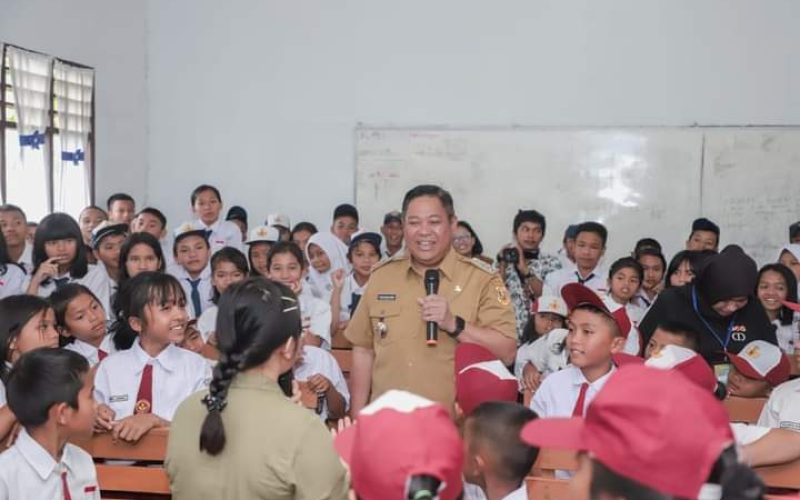 Bupati Dairi Terpesona Terhadap Siswa Metode Berhitung Cepat Ala Gasing