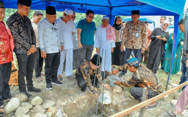 Bupati Kabupaten Batu Bara Letakkan Batu Pertama Pembangunan Mushola di Desa Pulau Sejuk.