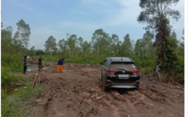 Pemdes Suka Karya Dan Masyarakat Gotong Royong Perbaikan Jalan Penghubung Antar Kecamatan Lalan Dan Kecamatan Tungkal Ilir