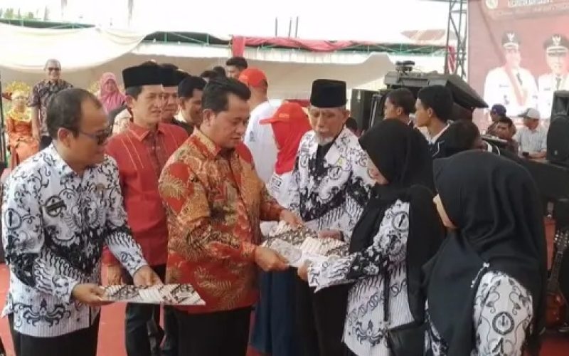 Dalam Rangka Hari Kebangkitan Nasional Dan Hari Pendidikan Nasional Bupati Banyuasin Menghadiri Bhakti Sosial Kerja Bersama Musyawarah Kerja Kepala Sekolah SMP Banyuasin II Dan PGRI Banyuasin