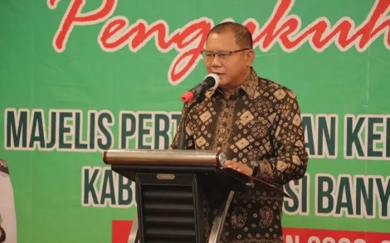 Sekreraris Daerah Muba Mengukuhkan Majelis Pertimbangan Kelitbangan Muba Periode 2023-2024