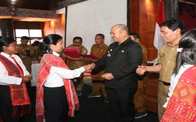 Bupati Tapanuli Utara Serahkan 630 SK PPPK Tenaga Kesehatan Formasi Tahun 2022 di Lingkungan Pemerintah Kabupaten Tapanuli Utara