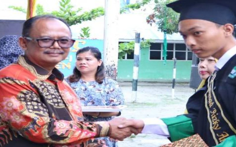 Wakil Bupati Hadiri Wisuda Purna SMP/SMK Swasta Tapen Perdagangan