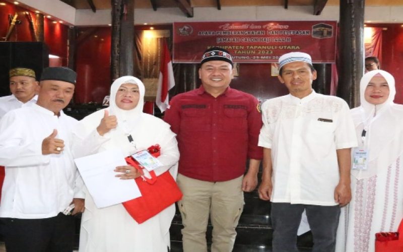 Bupati Taput Berangkatkan 9 Orang Calon Jamaah Haji ke Tanah Suci