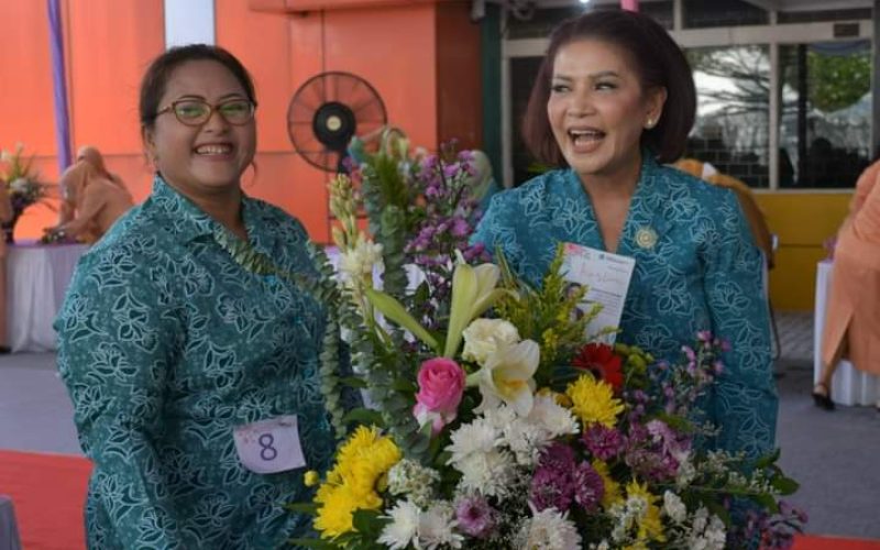 PKK Dan Dharma Wanita Dairi Ikuti Lomba Merangkai Bunga Dan Menghias Makanan Khas Pakpak