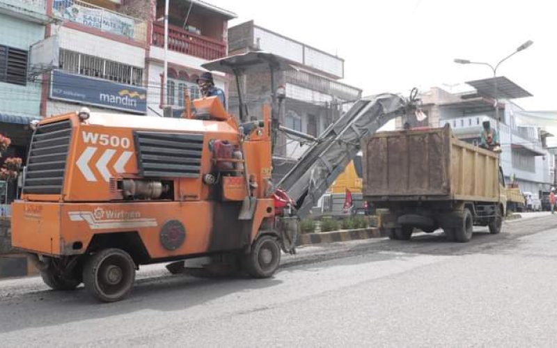 Pemeliharaan Jalan Ahmad Yani Dan Jalan Sisingamangaraja Sidikalang, Pemkab Dairi Minta Pengguna Jalan Berhati-hati