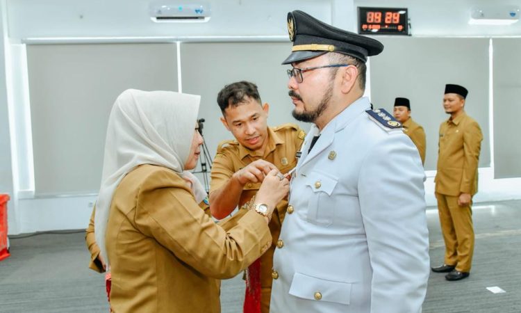 Bupati Kabupaten Batu Bara Lantik 18 Pejabat Administrator dan Pengawas.