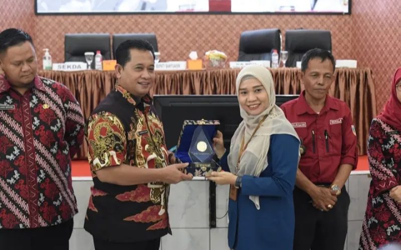 Bupati Banyuasin Di Dampingi Sekdanya Melaunching UHC Dan Penanda Tanganan Perjanjian Kerjasama Program Pesiar Desa Lalang Sembawa