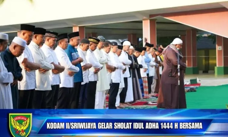 Kepala Staf Kodam II/Sriwijaya Dan Wakil Ketua Persit KCK II/Sriwijaya Sholat Idhul Adha 1444 Hijriah Bersama Di Mahkodam II/Sriwijaya Palembang