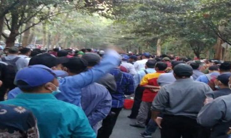 Para Aksi Demo Kesulitan Untuk Masuk Orasi Di Depan Gerbang Ponpes Al-Zaytun di Halang Tim Keamanan.