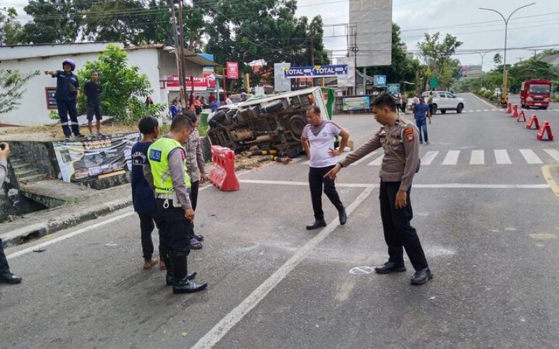 Kecelakaan Lalu Lintas Beruntun Di Jalan Jendral Sudirman Sungailiat