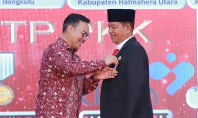 Bupati Simalungun Terima Penghargaan Manggala Karya Kencana