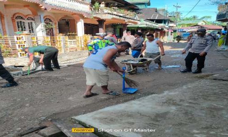 Peduli Lingkungan Membersihkan Sampah Serentak Bersama Polsek Lingga Bayu