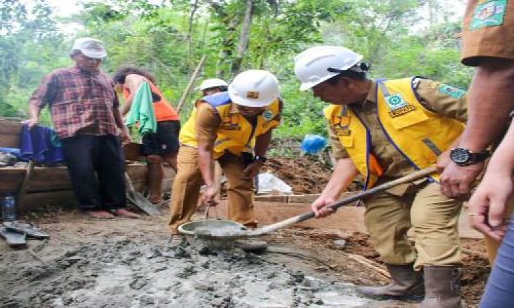 Bupati Simalungun  Melakukan Peletakan Batu Pertama Pembangunan SPAM