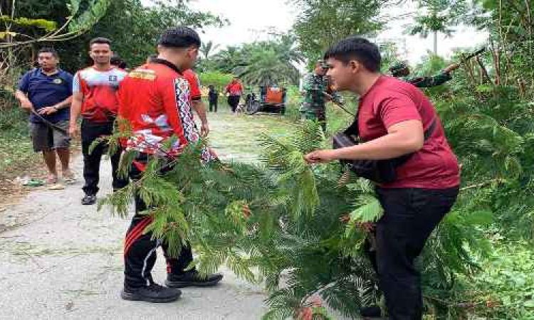 Masyarakat Gotong Royong di Jalan Lapas Narkotika Kelas IIA Pematangsiantar Sampai Mangadei