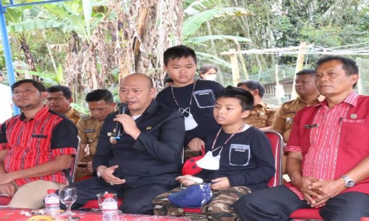 Bupati Taput Tabur Benih Ikan Tawar di Desa Parbubu II Kecamatan Tarutung