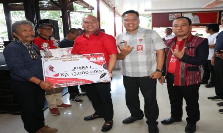 Bupati Taput Serahkan Hadiah Lomba Karya Tulis Jurnalis Tahun 2023