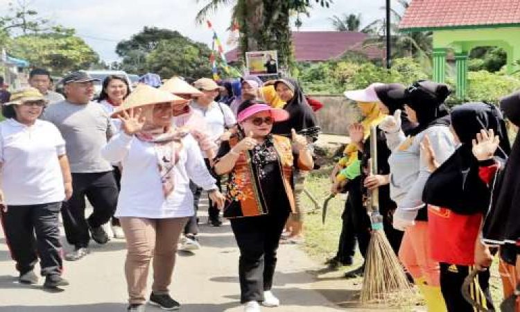 Ketua TP PKK Simalungun Tinjau Kegiatan Haroan Bolon Ke Kecamatan Panombeian Panei