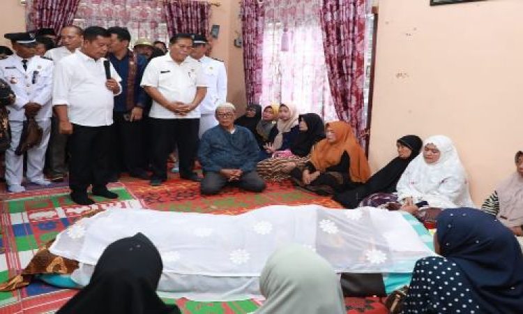 Bupati Simalungun Melayat Ke Rumah Duka Pangulu Sibunga Bunga