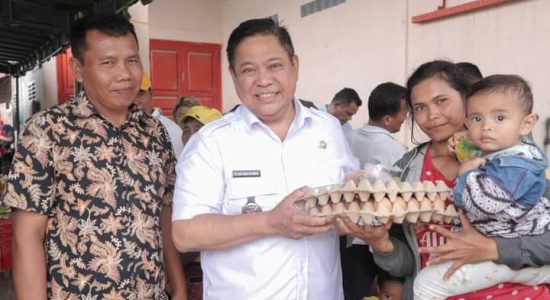 Tekan Angka Stunting Di Kabupaten Dairi, Bupati Eddy Berutu Bagikan Bantuan Kepada Ibu Hamil Dan Balita