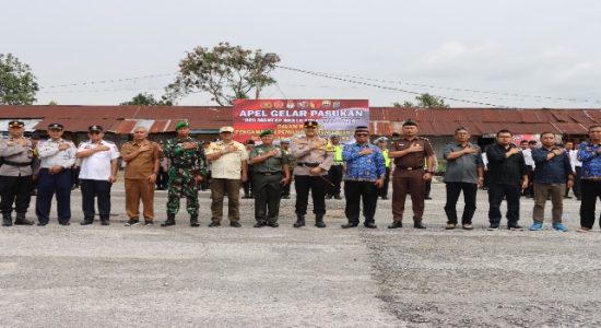 Polres Taput Laksanakan Apel Gelar Pasukan ” Operasi Mantap Brata Toba 2023 – 2024″ Bertempat di Terminal Madya Tarutung